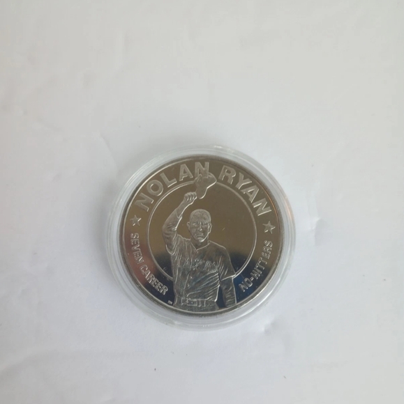 1993 Liberia $1 Nolan Ryan Commemorative Coin 7 No-Hitters - Picture 1 of 7